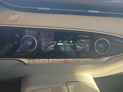 Used 2022 Genesis GV70 2.5T w/ Advanced Package AWD/4WD image 16