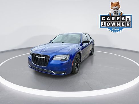 Used 2019 Chrysler 300 Touring w/ Sport Appearance Package image 4