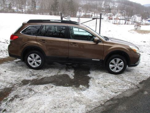 Used 2011 Subaru Outback 2.5i Premium image 2