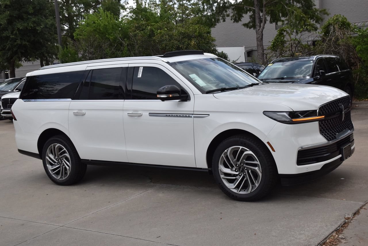 New 2026 Lincoln Navigator L Reserve AWD/4WD image 4