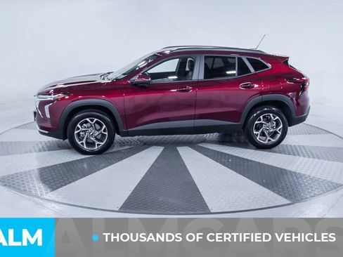 Used 2025 Chevrolet Trax LT FWD image 4