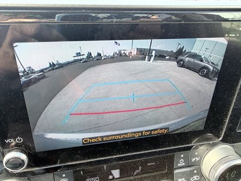 Used 2023 Toyota Highlander LE AWD/4WD image 11