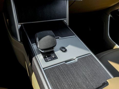 New 2026 Land Rover Range Rover Long Wheelbase SE AWD/4WD image 14