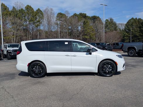 New 2026 Chrysler Pacifica Limited image 4