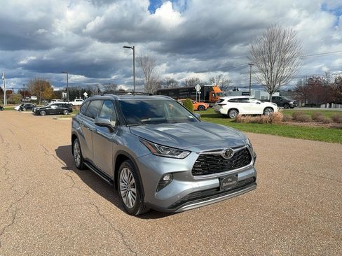 Used 2023 Toyota Highlander Platinum image 3