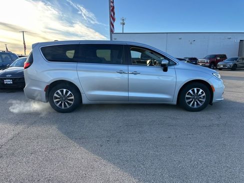 Used 2023 Chrysler Pacifica Touring-L image 5