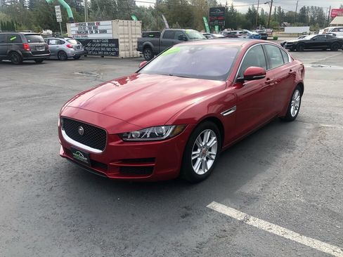 Used 2018 Jaguar XE Premium RWD image 3
