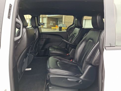 Certified 2024 Chrysler Pacifica Limited FWD image 11