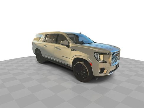 Used 2022 GMC Yukon XL Denali w/ Denali Premium Package image 2