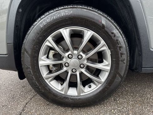 Used 2021 Jeep Cherokee Latitude Plus AWD/4WD image 34