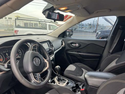 Used 2014 Jeep Cherokee Sport FWD image 9
