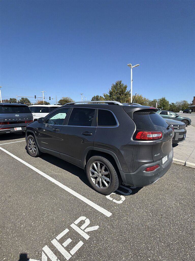 Used 2018 Jeep Cherokee Limited AWD/4WD image 3