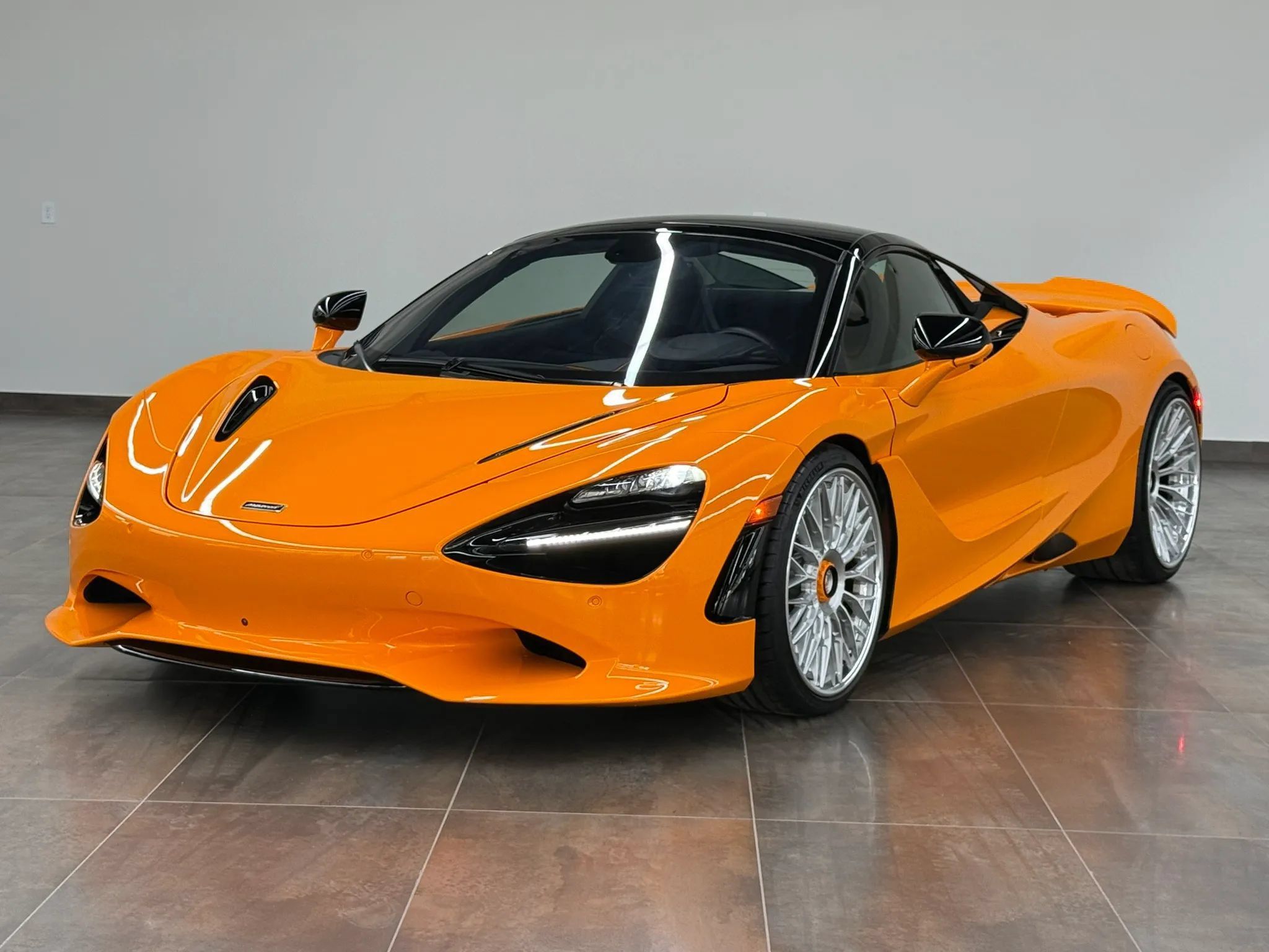 Used 2025 McLaren 750S Spider RWD image 2