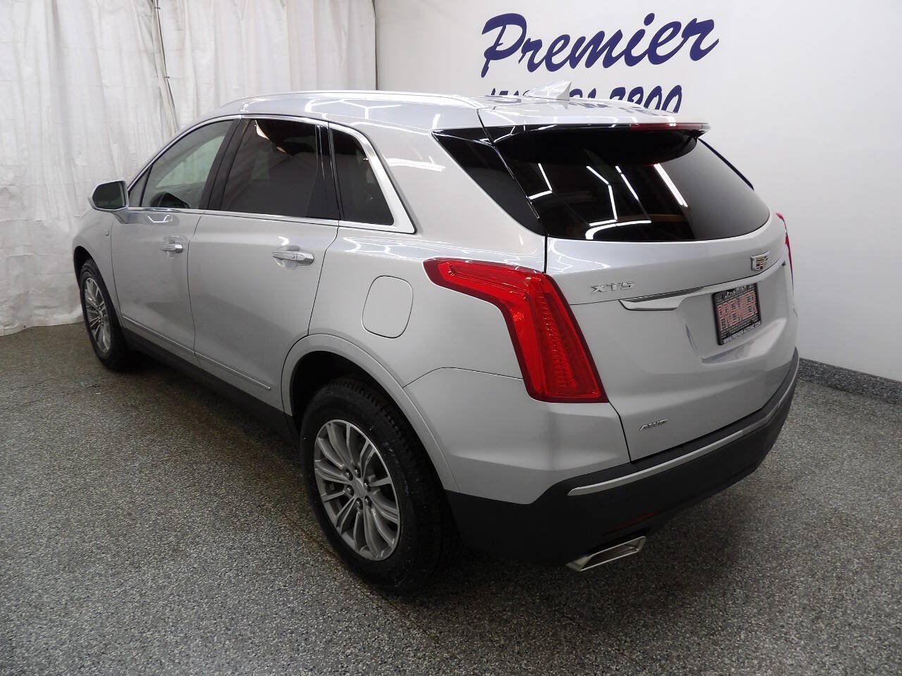 Used 2017 Cadillac XT5 Luxury w/ Driver Awareness Package AWD/4WD image 4