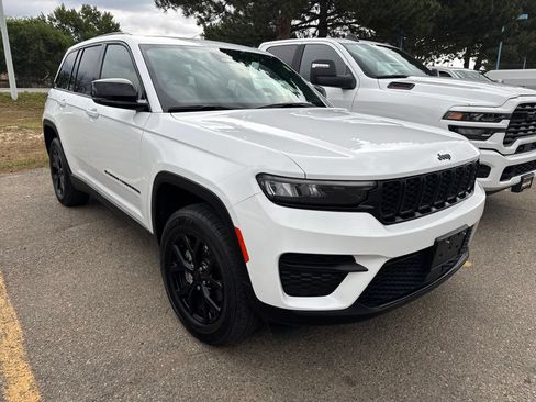 Used 2025 Jeep Grand Cherokee Altitude AWD/4WD image 5