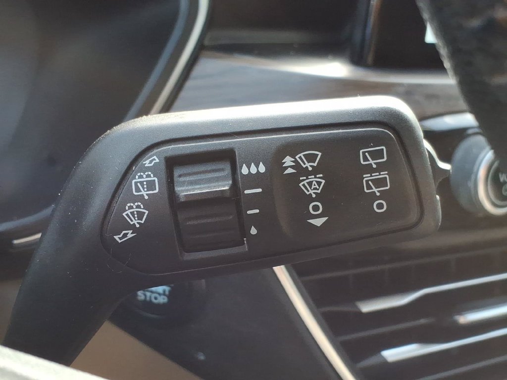 Used 2020 Ford Escape Titanium w/ Titanium Premium Package 2.0 FWD image 26