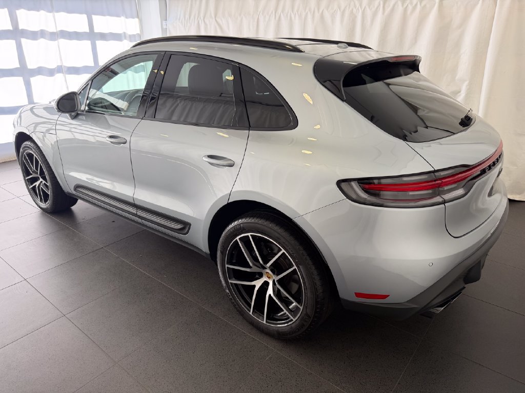 Certified 2026 Porsche Macan AWD/4WD image 3