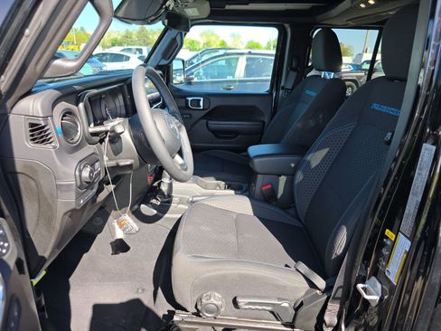 Used 2025 Jeep Wrangler Unlimited Rubicon 4xe w/ Convenience Group AWD/4WD image 4