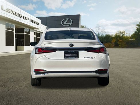 Certified 2025 Lexus ES 300h w/ Premium Package image 9