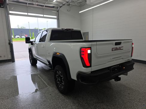 Used 2024 GMC Sierra 2500 AT4X image 3