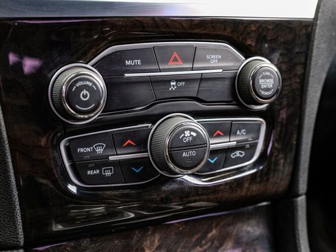 Used 2018 Chrysler 300 Limited image 24