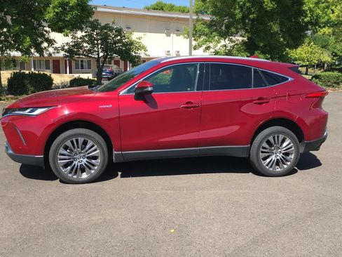 Used 2021 Toyota Venza XLE w/ Carpet Mat Package (TMS) AWD/4WD image 3