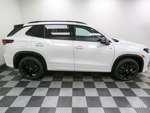 New 2025 Volkswagen Tiguan SE R-Line image 8