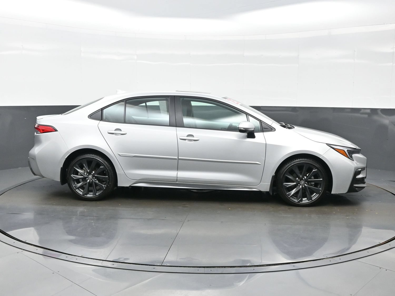 Used 2025 Toyota Corolla SE w/ SE Premium Package FWD image 7