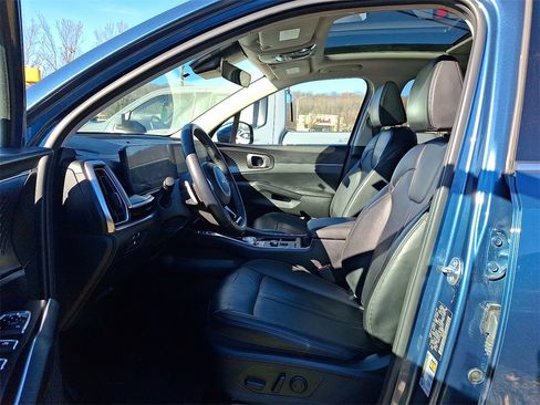 Certified 2025 Kia Sorento EX w/ EX Panoramic Sunroof Package image 3