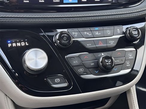 Used 2022 Chrysler Pacifica Limited image 18