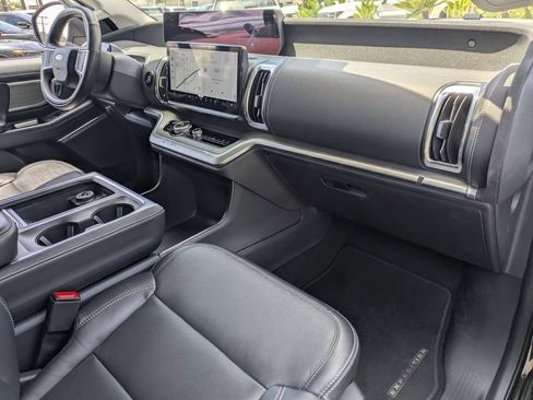 Used 2025 Ford Expedition Platinum AWD/4WD image 29