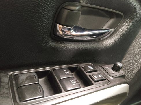 Used 2018 Nissan Titan SV RWD image 27