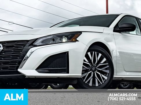 Used 2025 Nissan Altima 2.5 SV FWD image 9