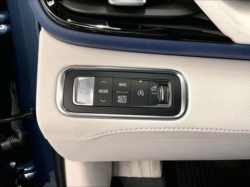 Used 2025 Buick Enclave Avenir w/ Super Cruise Package image 37