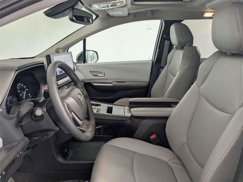 Used 2025 Toyota Sienna XLE w/ XLE Plus Package FWD image 10