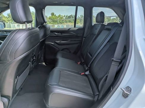 Used 2025 Jeep Grand Cherokee Altitude AWD/4WD image 15
