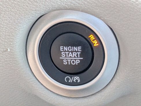 Used 2023 Chrysler Pacifica Touring-L image 35