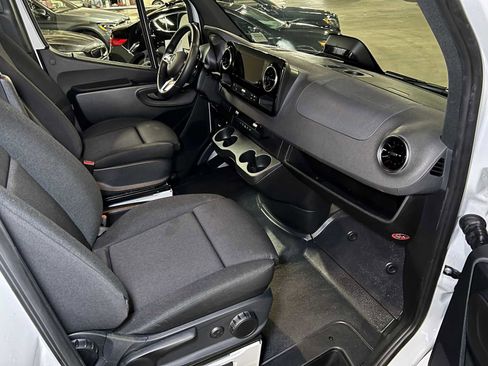 Used 2025 Mercedes-Benz Sprinter 2500 image 11