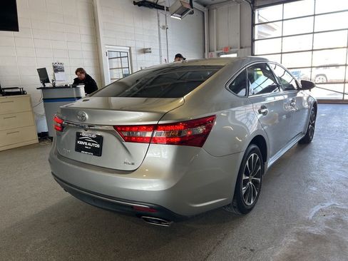 Used 2017 Toyota Avalon XLE image 3