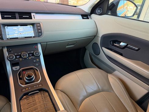 Used 2017 Land Rover Range Rover Evoque SE image 18