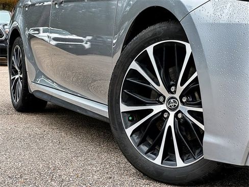 Used 2020 Toyota Camry SE image 2