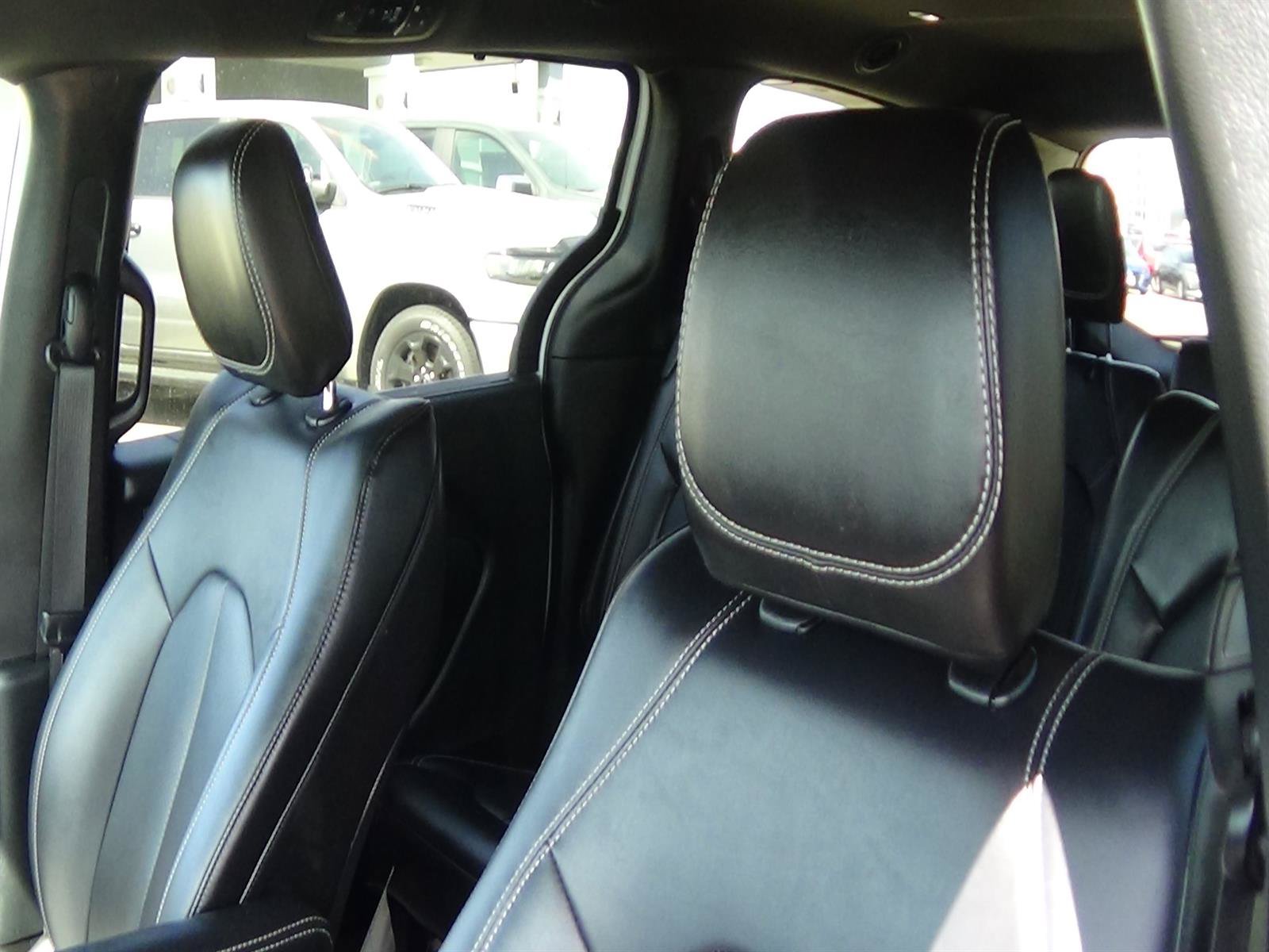 Certified 2025 Chrysler Pacifica Select FWD image 19