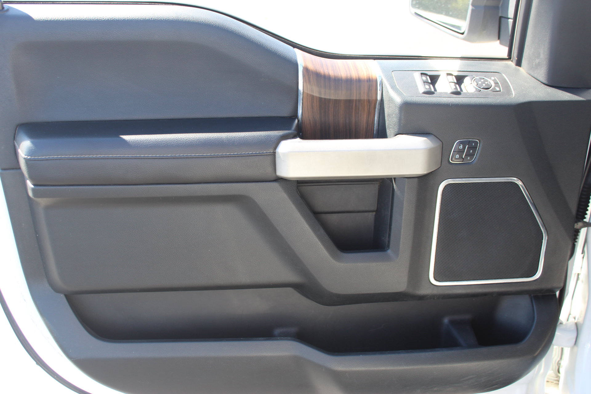 Used 2016 Ford F150 Lariat RWD image 12