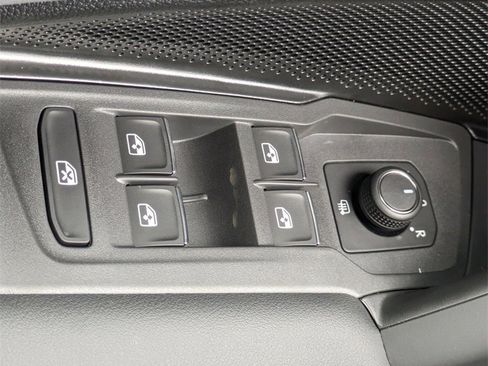 New 2025 Volkswagen Tiguan SE image 24