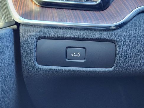 Used 2023 Volvo XC60 B5 Plus image 11