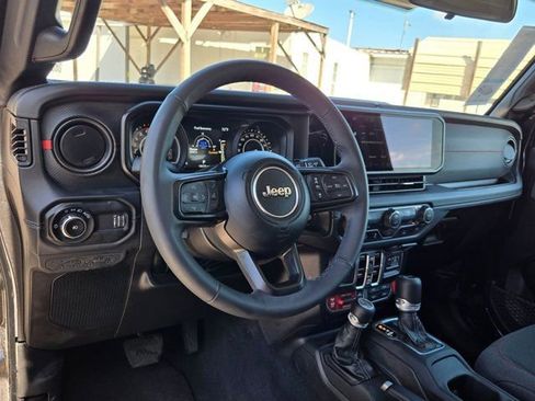 Used 2025 Jeep Wrangler Unlimited Rubicon image 15