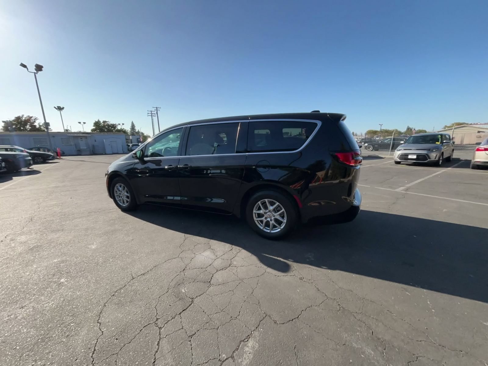 Used 2025 Chrysler Pacifica Select FWD image 9