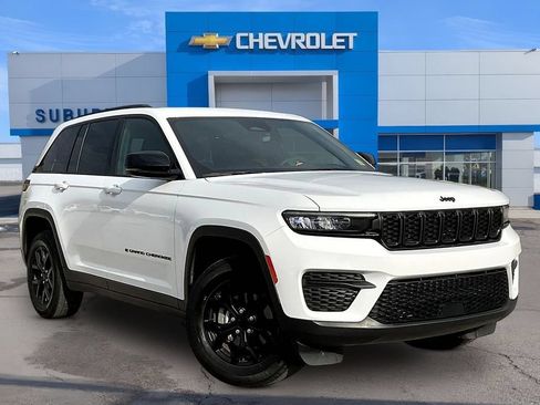 Used 2025 Jeep Grand Cherokee Altitude AWD/4WD image 2