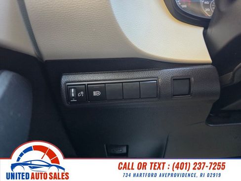 Used 2020 Toyota Corolla LE FWD image 17