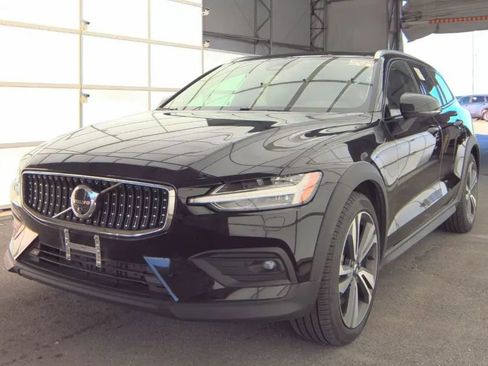 Used 2025 Volvo V60 B5 Cross Country Plus image 2